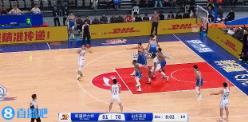 連續(xù)吃癟！克里斯先是籃下被李炎哲大帽&又被李炎哲生斷